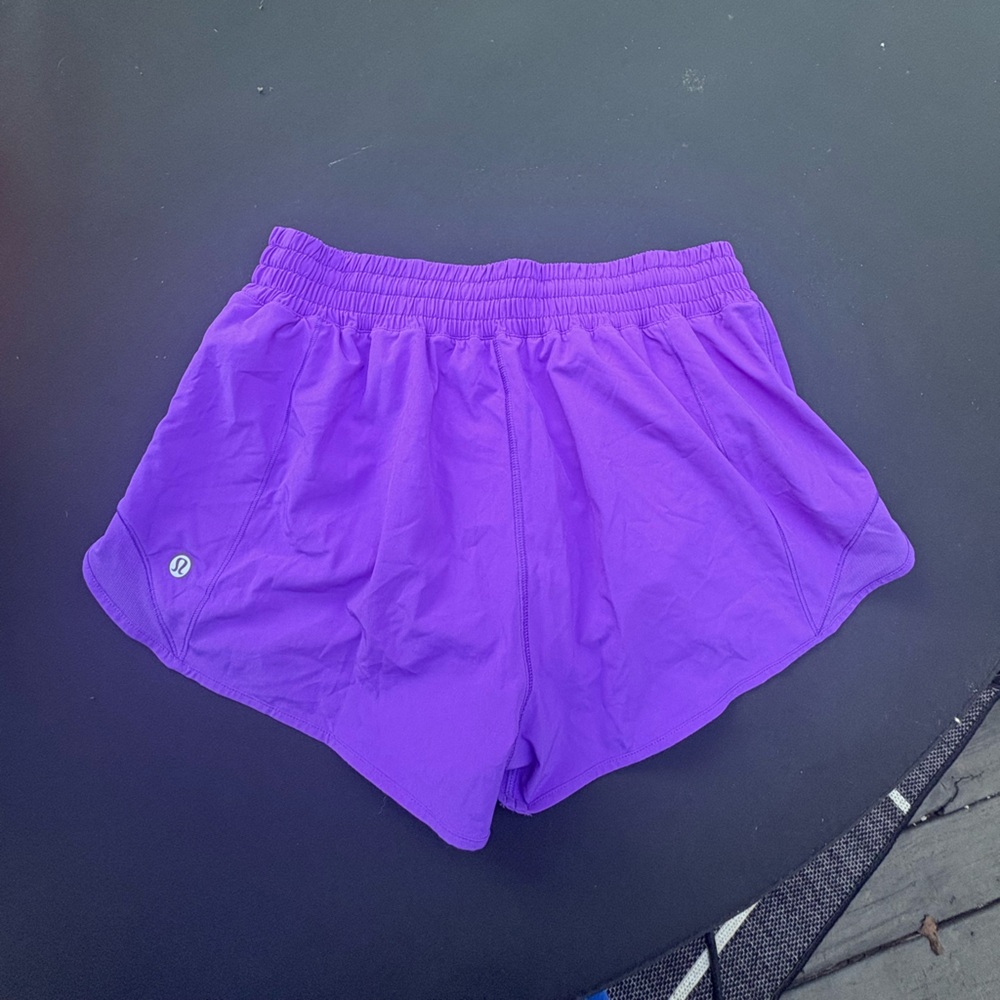 Lululemon Hotty Hot Highr use 2.5 in Vibrant Purple Shorts 10